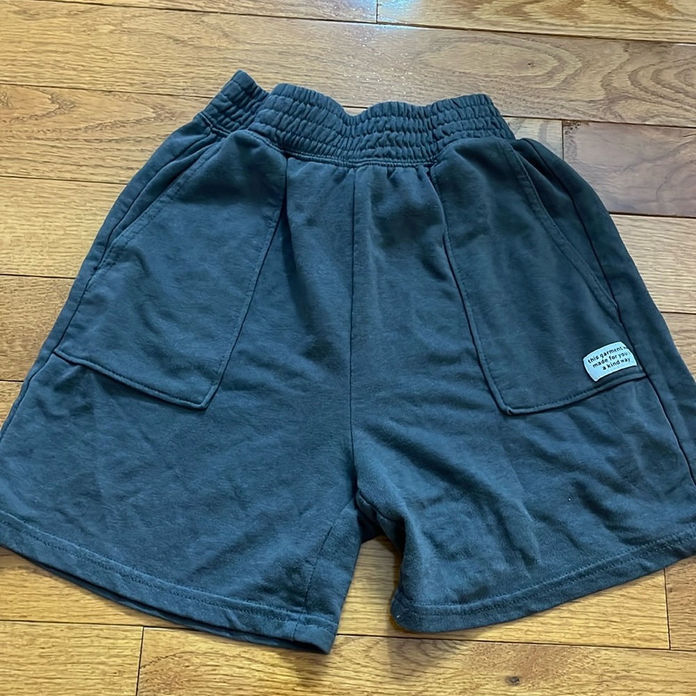 gray shorts
